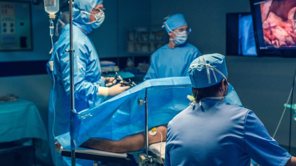 Riesgos comunes en cirugías urológicas y cómo se minimizan